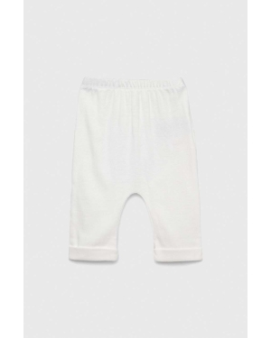 GAP spodnie bawełniane niemowlęce kolor biały z aplikacją