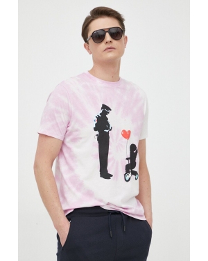 Guess t-shirt bawełniany x Banksy kolor różowy wzorzysty