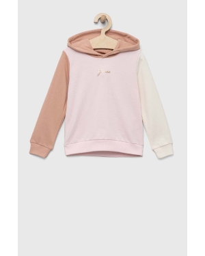 Guess bluza bawełniana dziecięca kolor różowy z kapturem wzorzysta