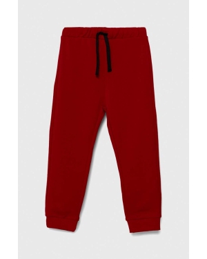 United Colors of Benetton spodnie dresowe bawełniane dziecięce kolor czerwony z nadrukiem