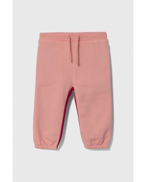 United Colors of Benetton spodnie dresowe dziecięce kolor różowy wzorzyste