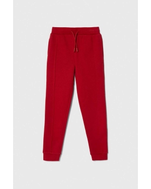 Guess spodnie dresowe dziecięce kolor czerwony gładkie