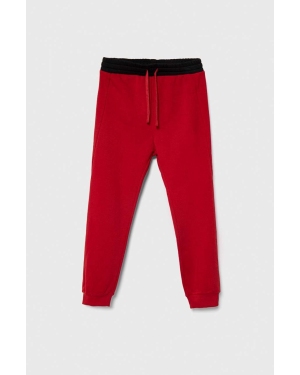 United Colors of Benetton spodnie dresowe dziecięce kolor czerwony gładkie