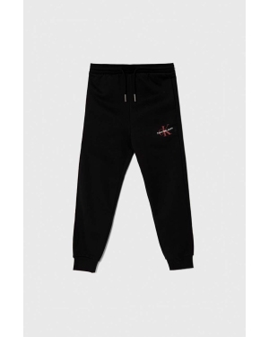 Calvin Klein Jeans spodnie dresowe bawełniane dziecięce kolor czarny z nadrukiem