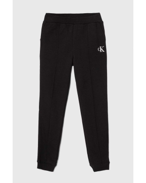 Calvin Klein Jeans spodnie dresowe dziecięce kolor czarny z nadrukiem