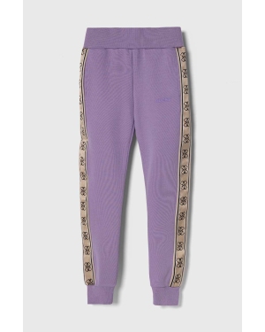 Guess spodnie dresowe dziecięce kolor fioletowy z aplikacją