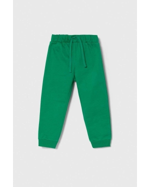 United Colors of Benetton spodnie dresowe bawełniane dziecięce kolor zielony z nadrukiem