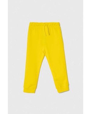 United Colors of Benetton spodnie dresowe bawełniane dziecięce kolor żółty z nadrukiem