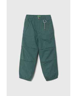 United Colors of Benetton spodnie bawełniane dziecięce kolor zielony gładkie