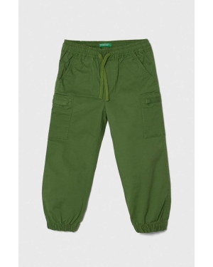 United Colors of Benetton spodnie dziecięce kolor zielony gładkie