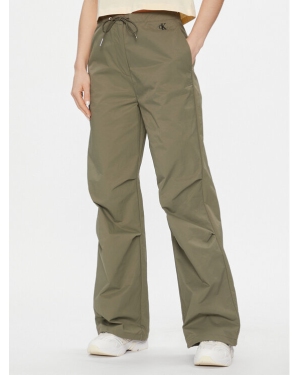 Calvin Klein Jeans Spodnie materiałowe Parachute Pant J20J222609 Khaki Regular Fit