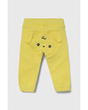 United Colors of Benetton spodnie dresowe bawełniane niemowlęce kolor żółty z aplikacją
