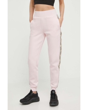 Guess spodnie dresowe BRITNEY kolor różowy z aplikacją V2YB15 KB3P2