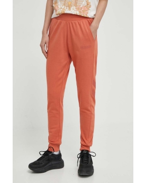 Hummel spodnie dresowe hmlLEGACY WOMAN TAPERED PANTS kolor pomarańczowy z nadrukiem 212564