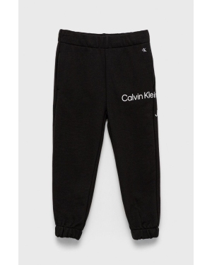 Calvin Klein Jeans spodnie dresowe bawełniane dziecięce IU0IU00323.9BYY kolor czarny z nadrukiem