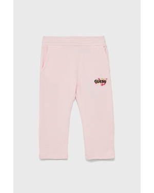 Guess spodnie dresowe bawełniane dziecięce kolor różowy z aplikacją