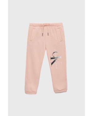 Calvin Klein Jeans spodnie dresowe dziecięce kolor różowy z nadrukiem